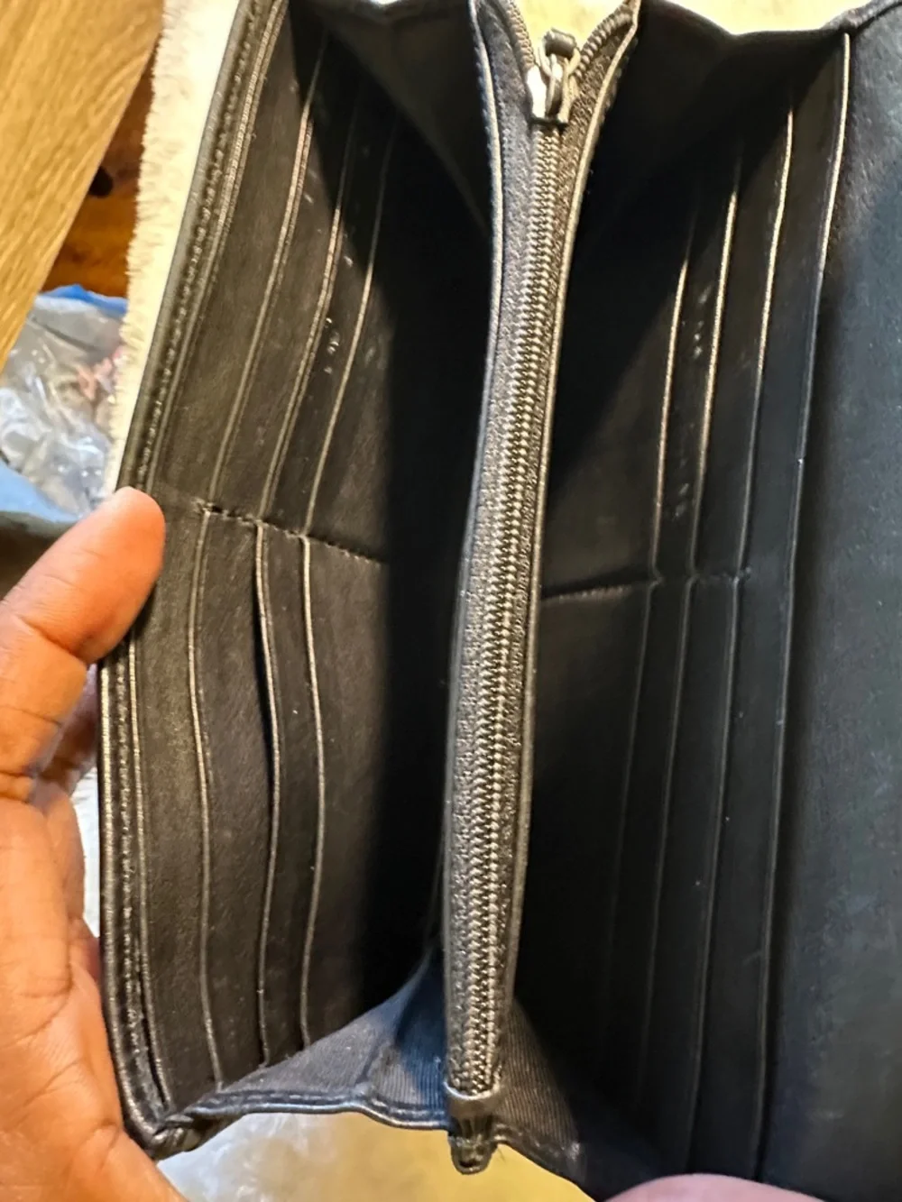 Gucci Black Embossed Leather Zip-Around Wallet - Picture 6 of 7